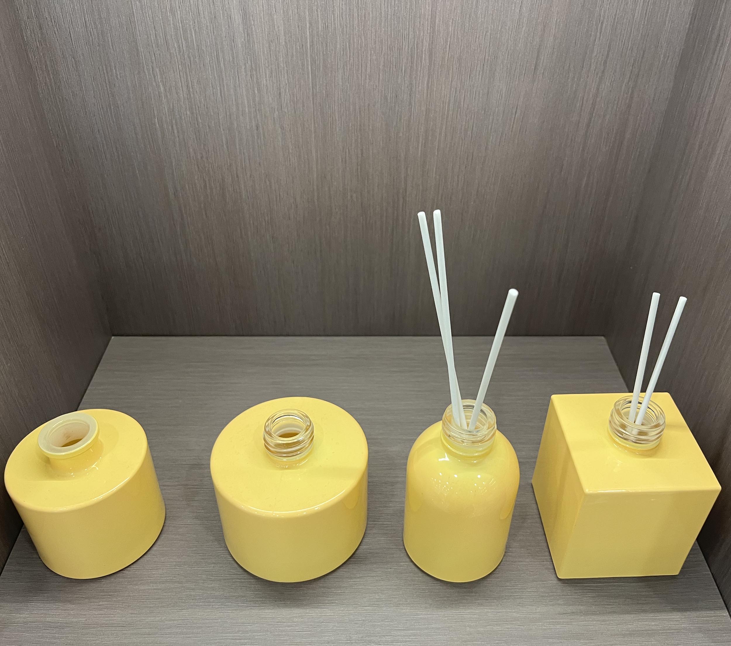 Body Material Glass Aromatherapy Bottles for Spot Round Colored Empty Reed Bottles
