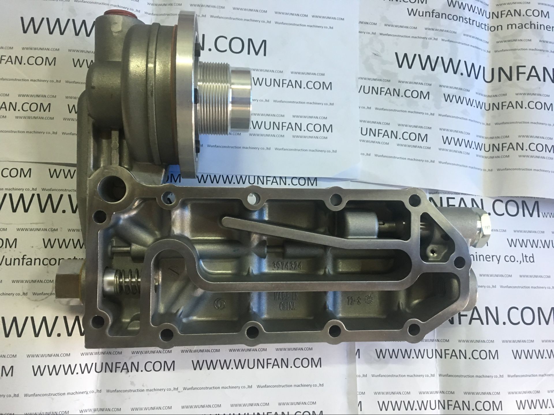 Excavator genuine Cummins Diesel Engine 3974324 oil cooler cover