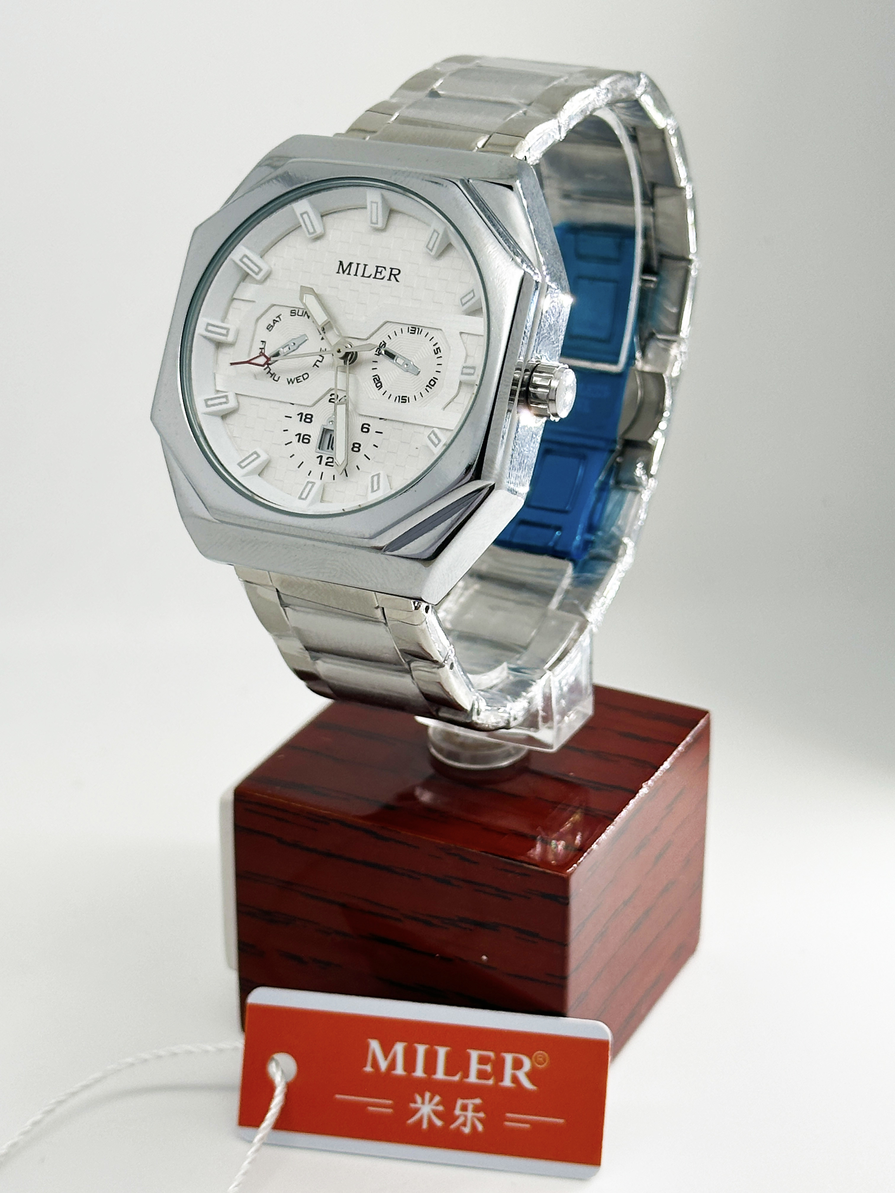 Wholesale Watch Men′s Scale Three Eyes Six Hands Waterproof Quartz Watch