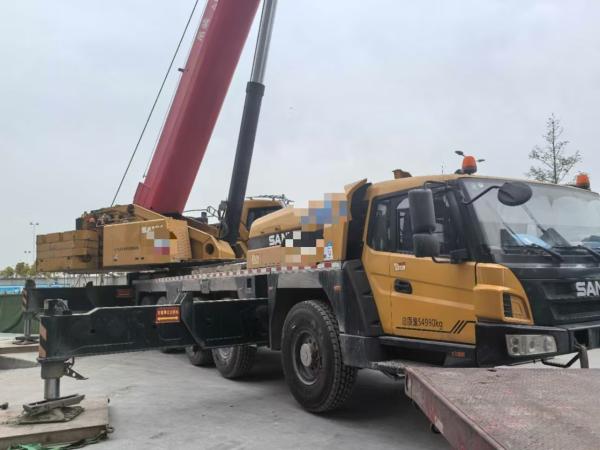 Yellow and Red 160 Tons Mobile Truck Crane Max Working Height 85.5 Meters Jib