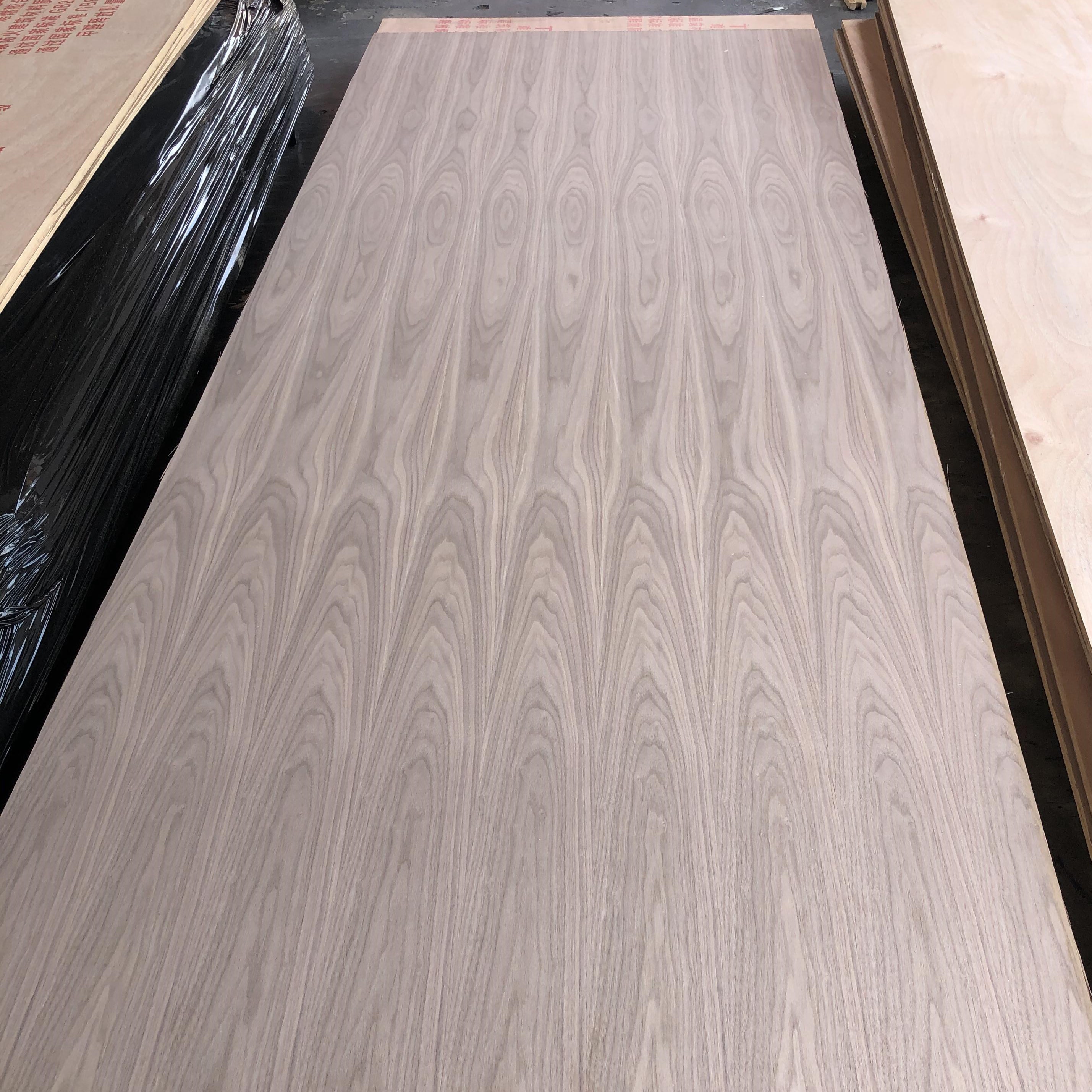 Wholesale Veneer Wood Walnut Natural Walnut Veneer AA Mountain/Straight Grain Veneer Wood Sheet