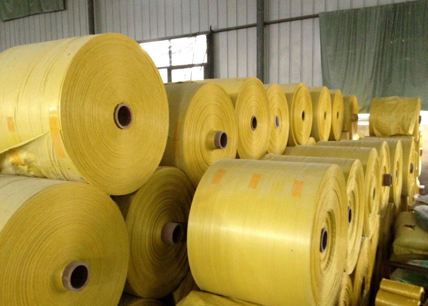 Moisture Proof Polypropylene Woven Fabric Roll , Offset Printing Woven Poly Fabric