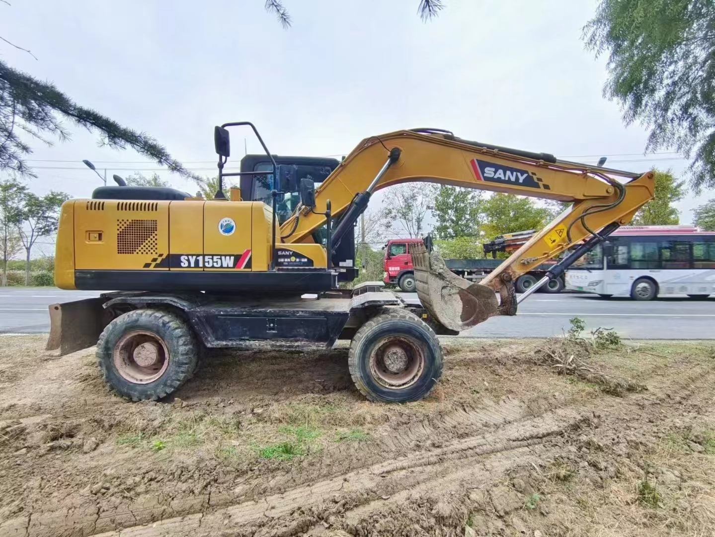 Used Sany SY155W-9 Excavator in with 0.58 Bucket Capacity and 13500 KG Machine Weight