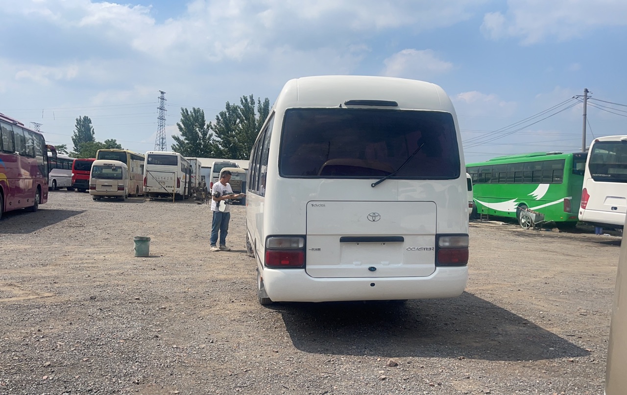 Africa Used Diesel Engine Coaster Mini Bus with 2694ml Displacement in Angola and Ghana