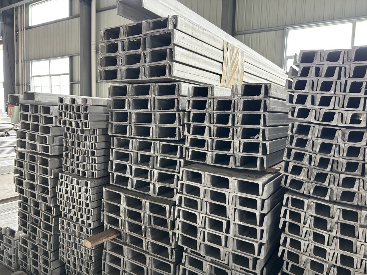 304 U Bending Stainless Steel Channel Bar BA AiSi Not Perforated