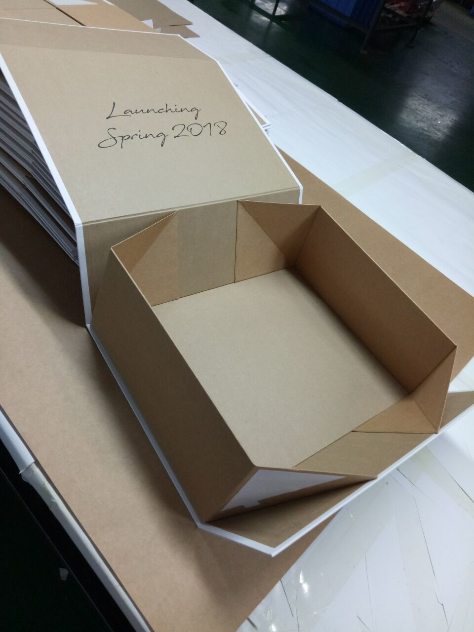 Wholesale customized cardboard magnet gift packing flat folding box with silk ribbon
