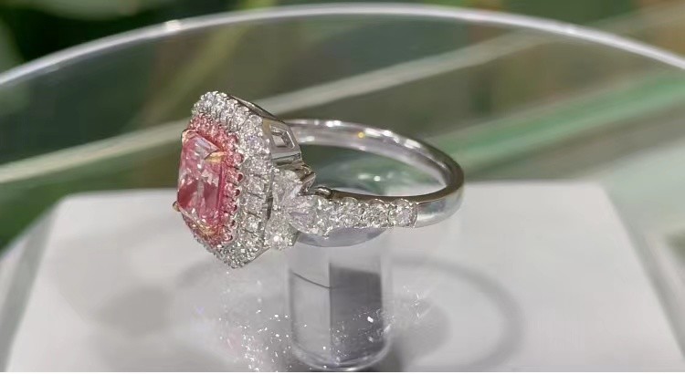 18K White Gold Classic Solitaire Custom Made Jewelry Fantastic Fancy Pink Diamond Ring