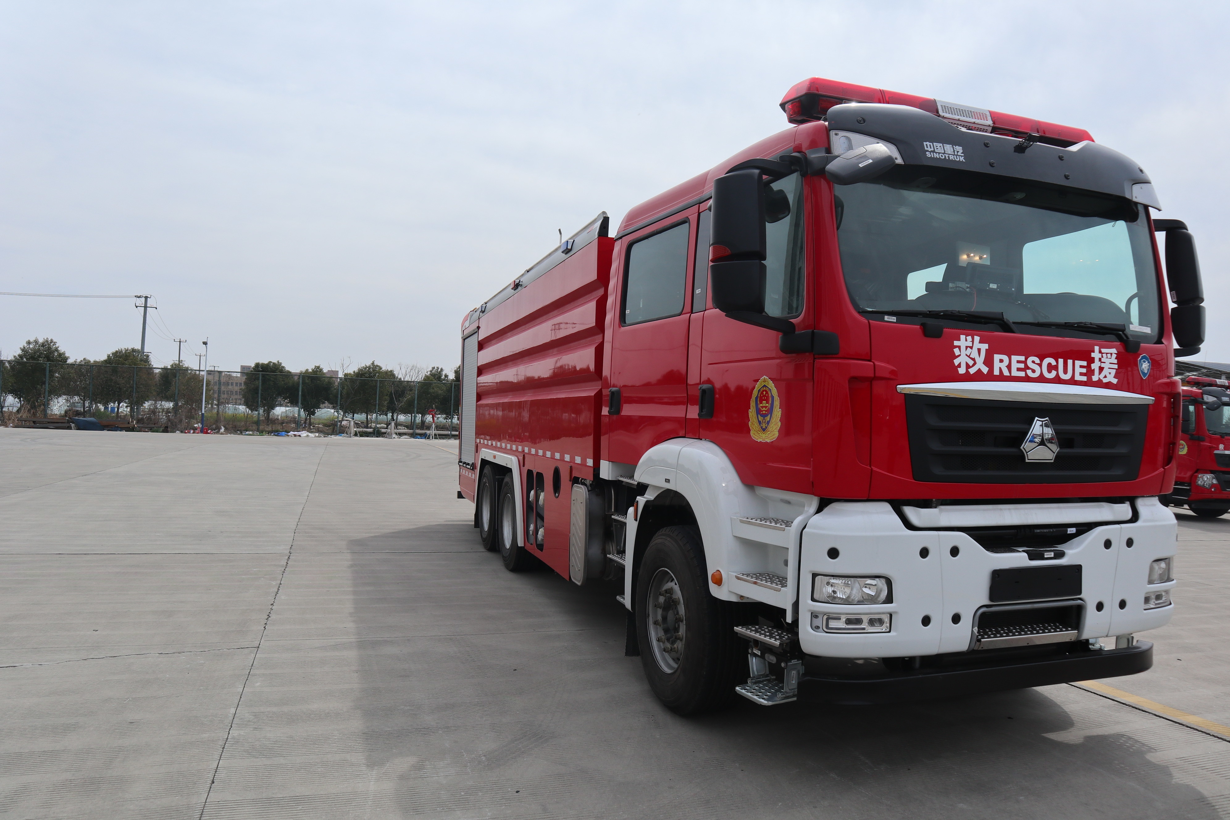 PM170/SG170 Rapid Rescue Fire Engine Fire Truck With Water Tank 20 To 200L/S