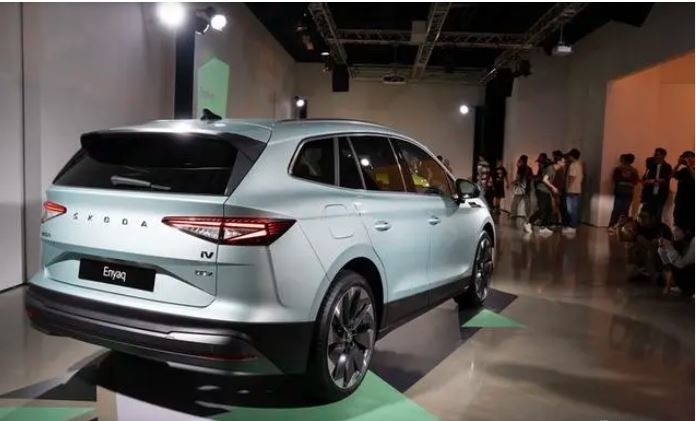 confortable enough riding&commendably quick at Skoda Enyaq iv80 82kWh battery single motor,rear-wheel drive electric car