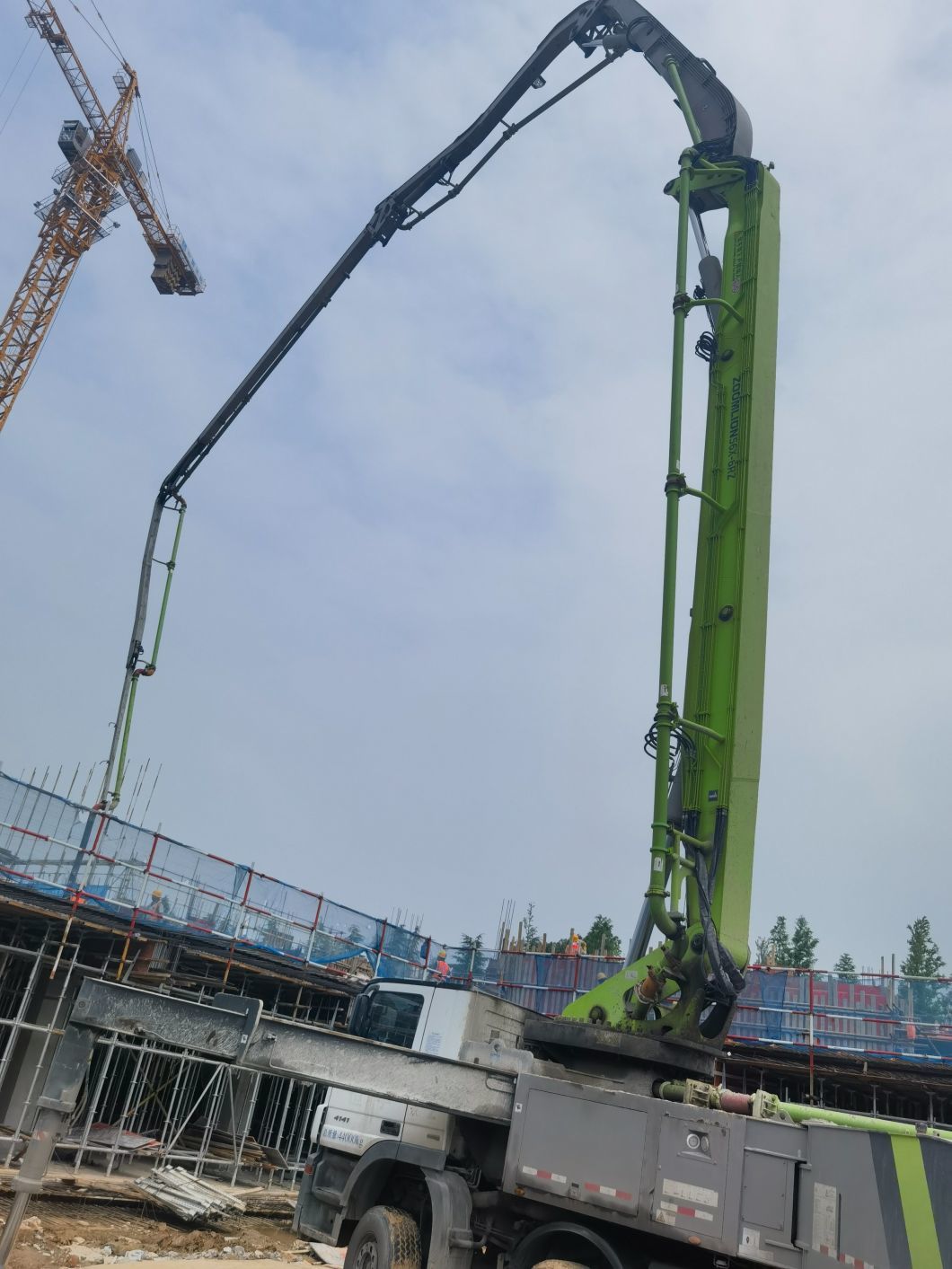 2017 Good Condition Zoomlion 56m Benz Machinery Concrete Equipment Concrete Placing Boom Pumping Machine Second Hand Truck Mounted Concrete Pump