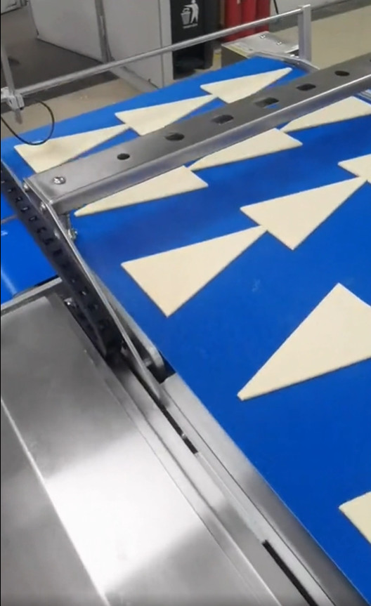 Food Factory Commercial Adjustable Croissant Making Machine For Bakery Support Customization
