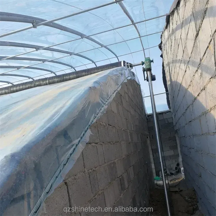 Single Layer Brick Wall Solar Greenhouses 8m-16m Width With Insulation Blanket