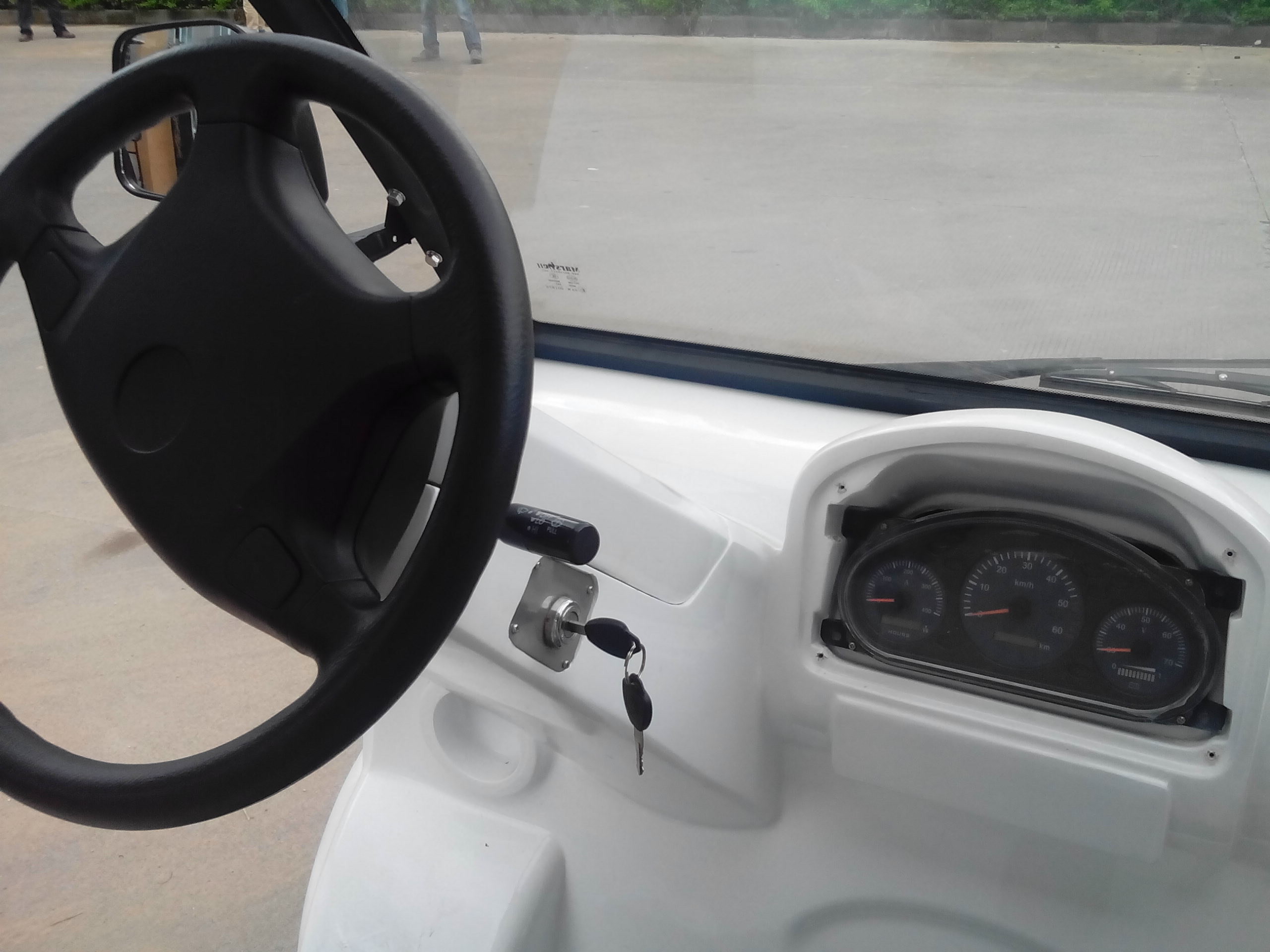 Gold 4Kw Eight Passenger Electric Shuttle Bus Designed For Tourist Attractions