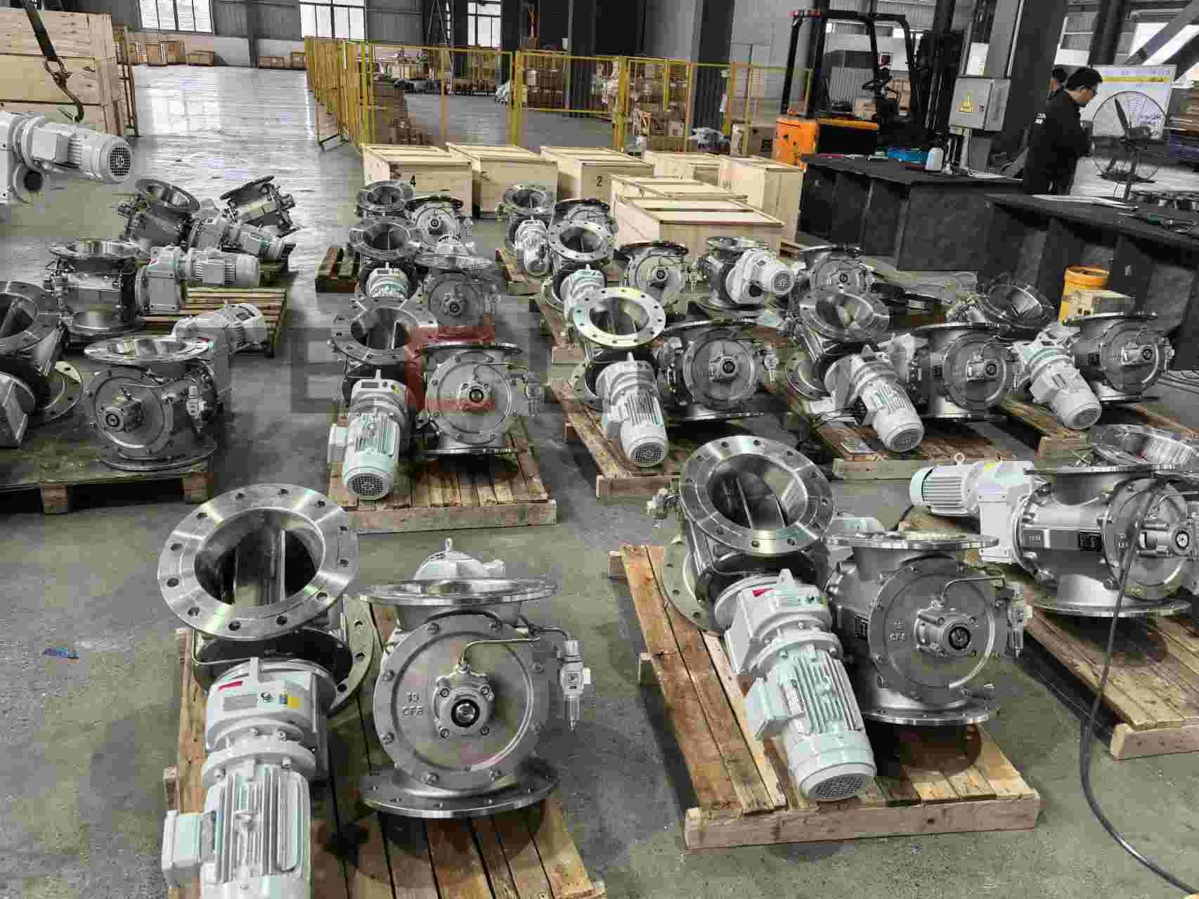 Powder medium discharge and metering economy rotary valve
