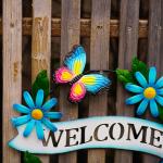 Colorful Metal Wall Hanging Ornaments Rustproof Bee Welcome Wreath
