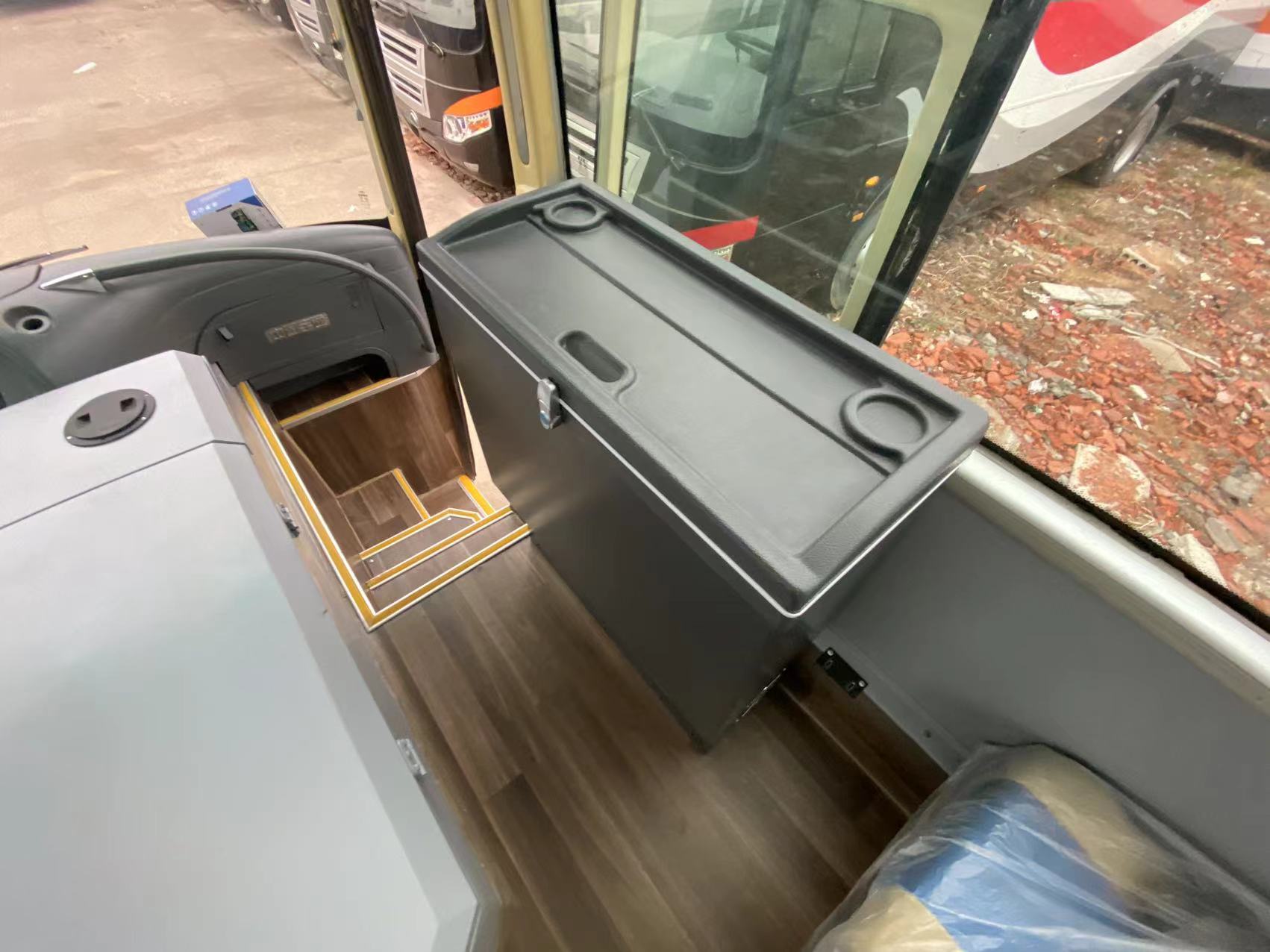 AC-Equipped 57 Seats Tourist Bus Luxury Coach Bus with 4-6L Engine Capacity