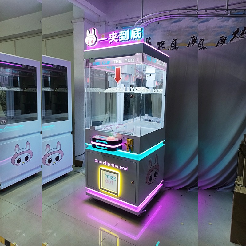 Customized US PLUG Design Attractive Clamp Vending Game Machine for Winning Prizes
