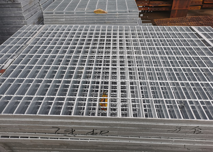 Welded Hot Dipped Stainless Bar Grating 600mm Width For Protecting