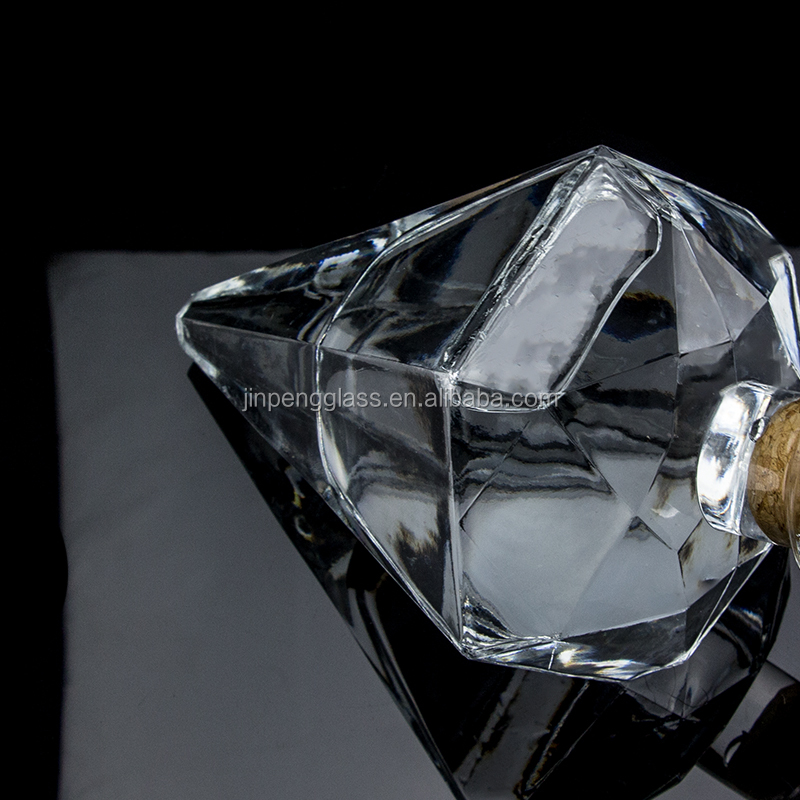 Glass Whiskey Bottle 700ml with Unique Diamond Shape and Customized Logo