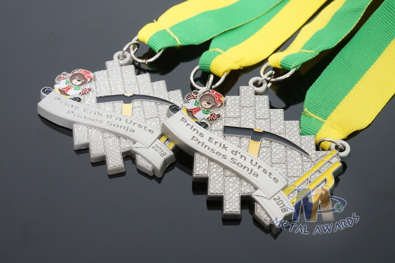 Maration Racking Enamel Medals , Custom Sports Medals With Yellow Green Ribbon