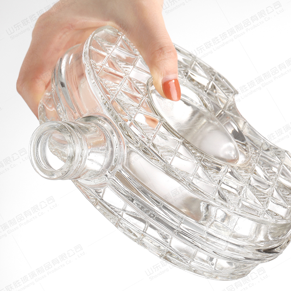 Customized Round 750ml Wine Decanter Glass Bottle with Fine Carved Art and Cork Stoppers