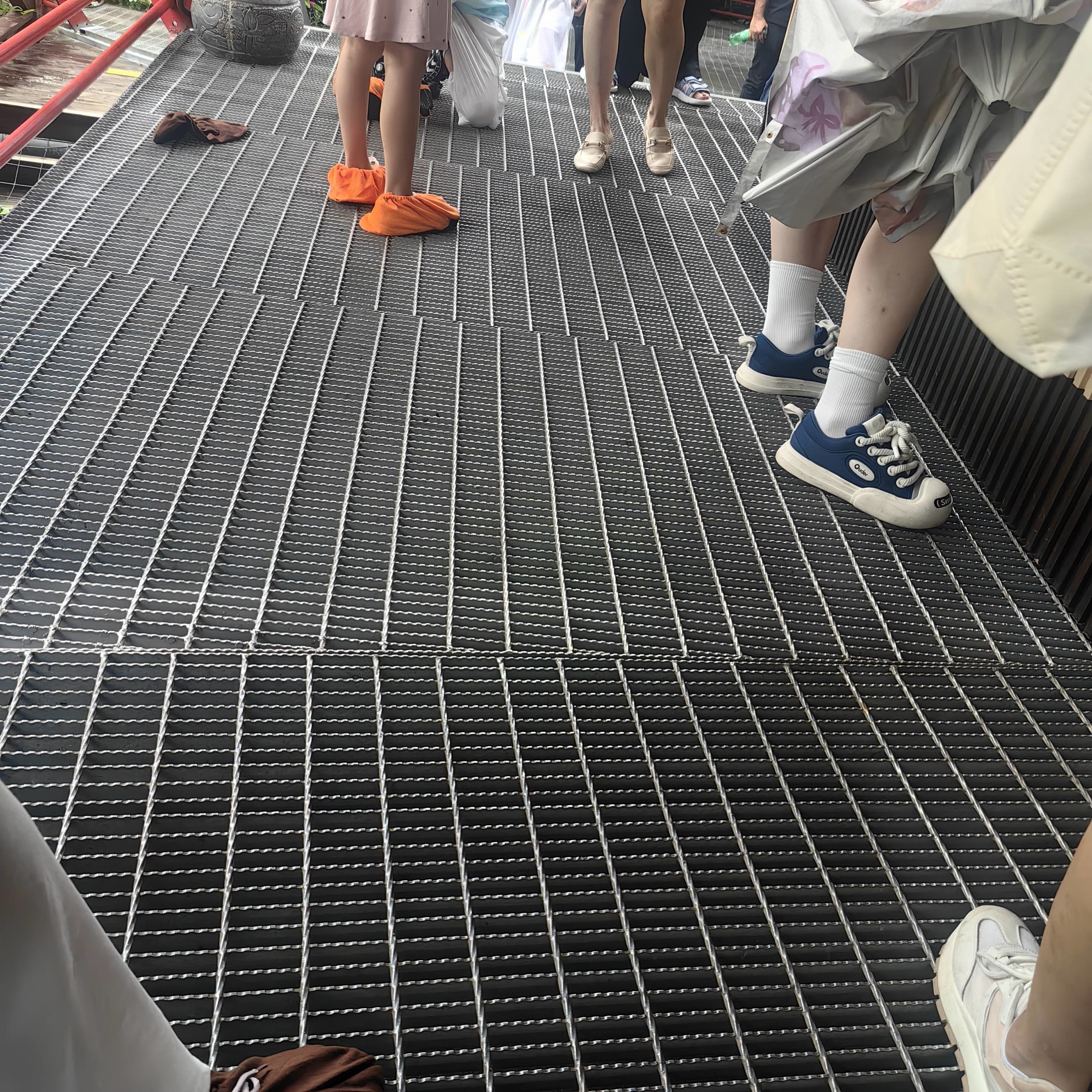 Twist Steel Walkway Grating Gully Grade Q345 For Long Lasting Drainage Performance