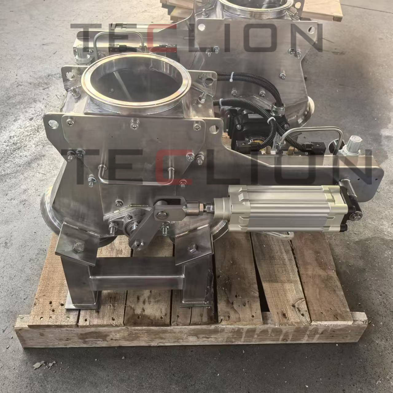 Stainless steel swing plate directional valve suitable for pneumatic conveying