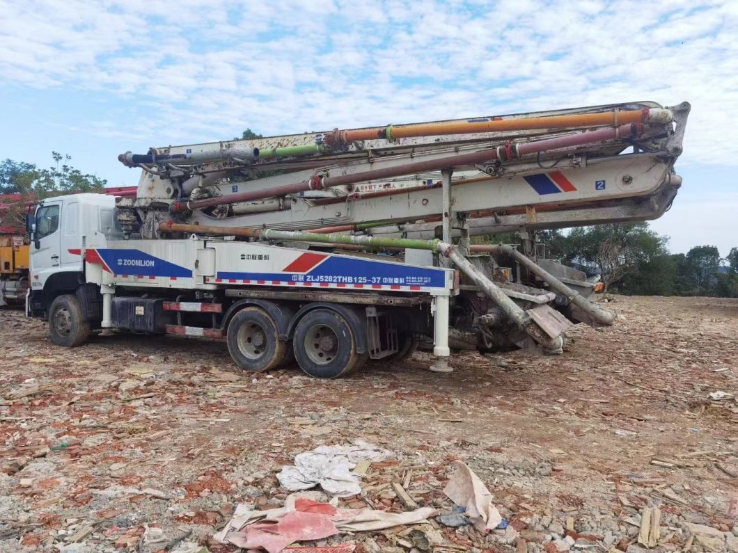 Used Zoomlion 37 Meter Concrete Pump Truck in Concstruction Site