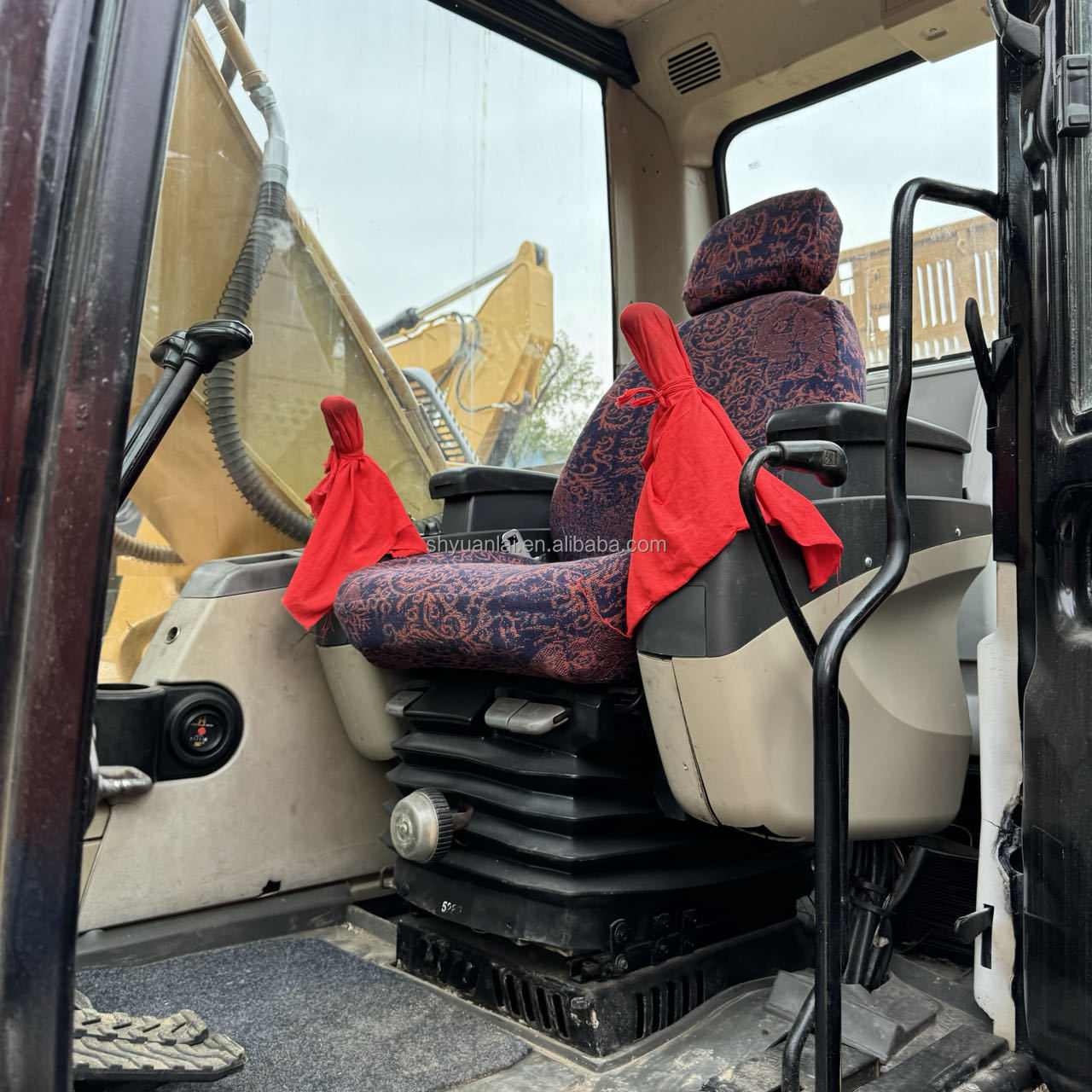 Used Excavator CAT320LC with Strong Power and Happy Working Excavator Made of Soft Steel