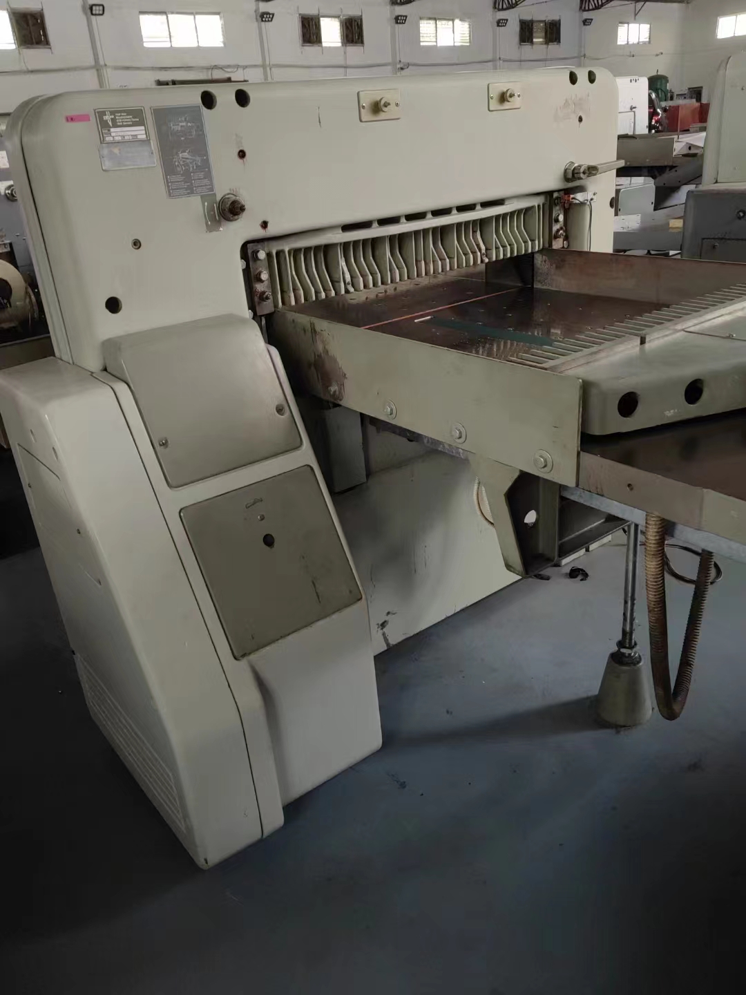 Yongy A4 Paper Cutting Machine with 2500KG Weight and Video Technical Assistance