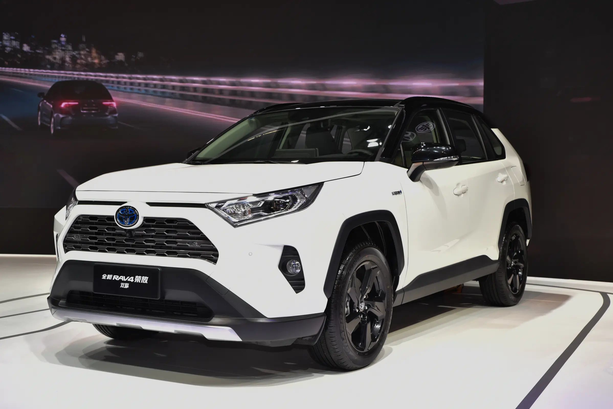 Compact RAV4 Toyota Petrol SUV 2.0L 2.5L Engine FWD AWD 5 Seat