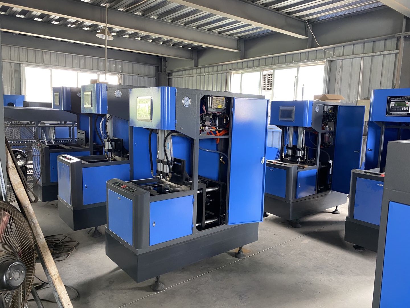 High Pressure Valve Bottle Making Machine LG2B-6L for Plastic Juice Packaging Needs