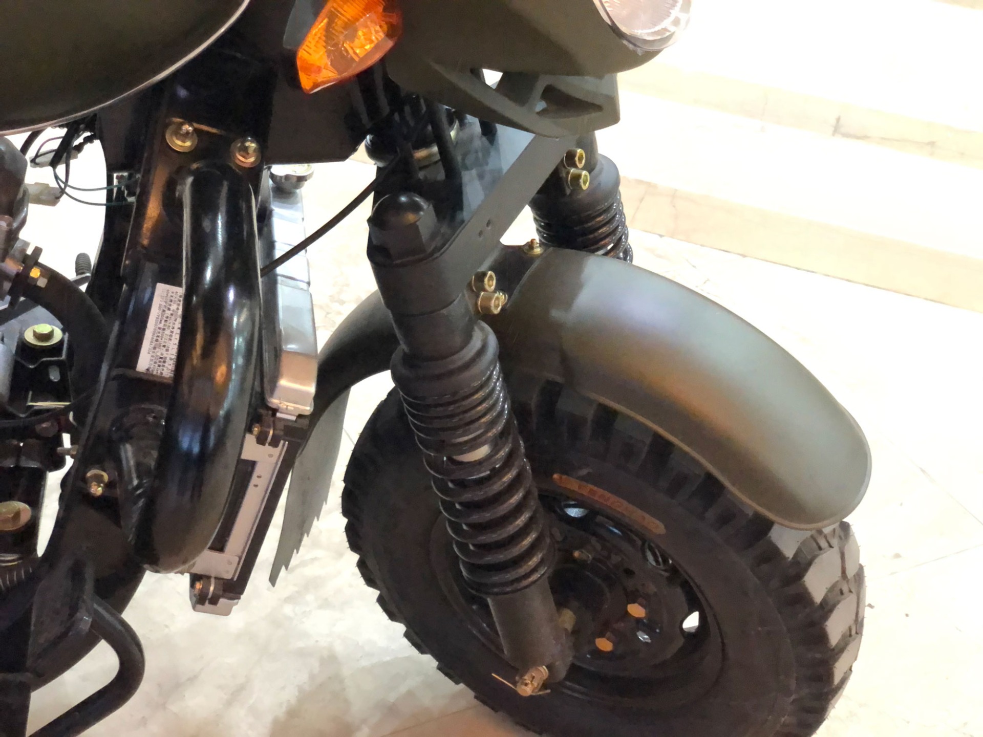 Semi-floating Rear Axle 200cc 250cc 300cc Heavy Loading Truck Tricycle with Semi Cabin