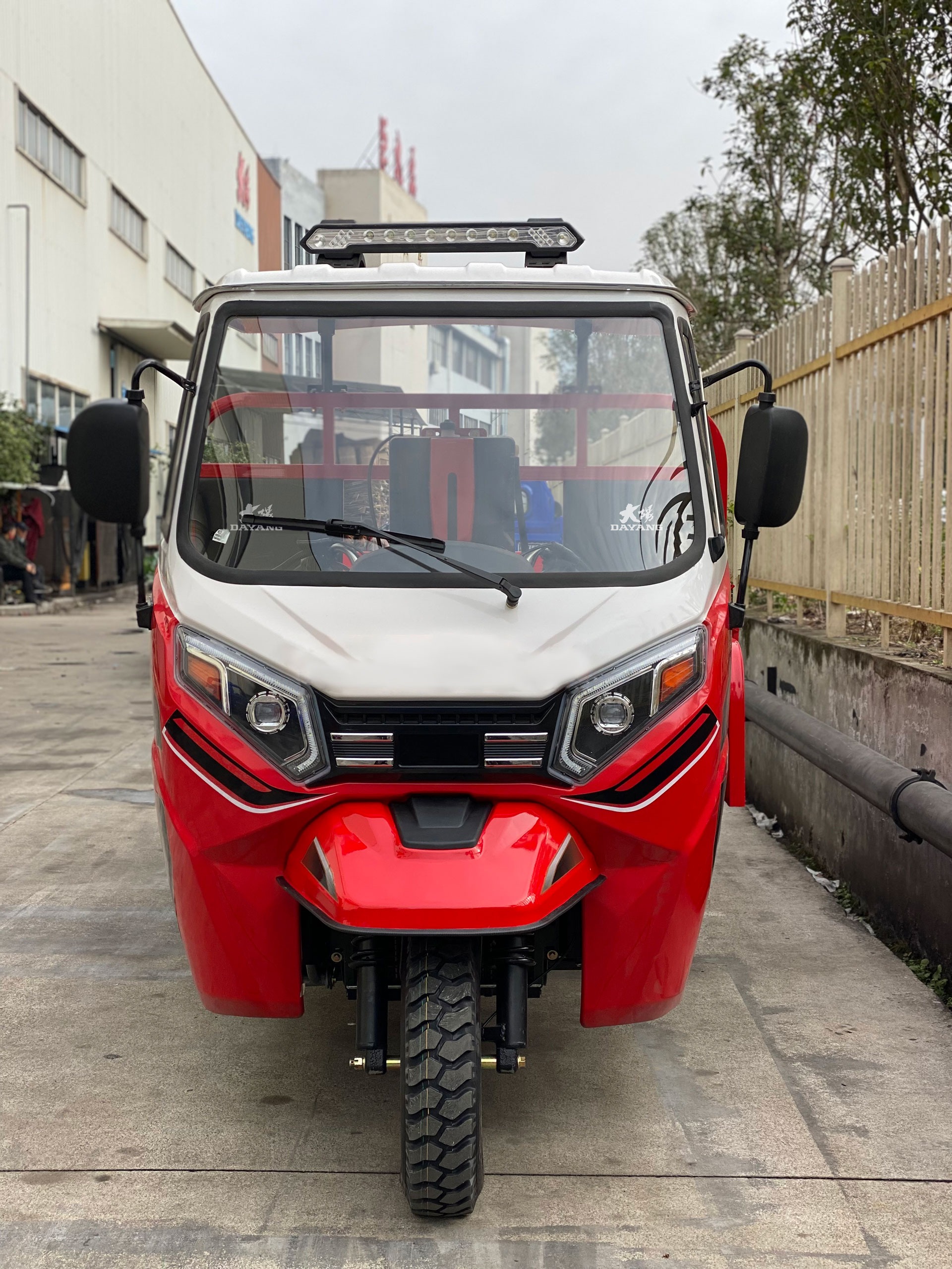 12V Voltage Freight Motors 150cc Cargo Tricycle for Fast and Freight Transportation