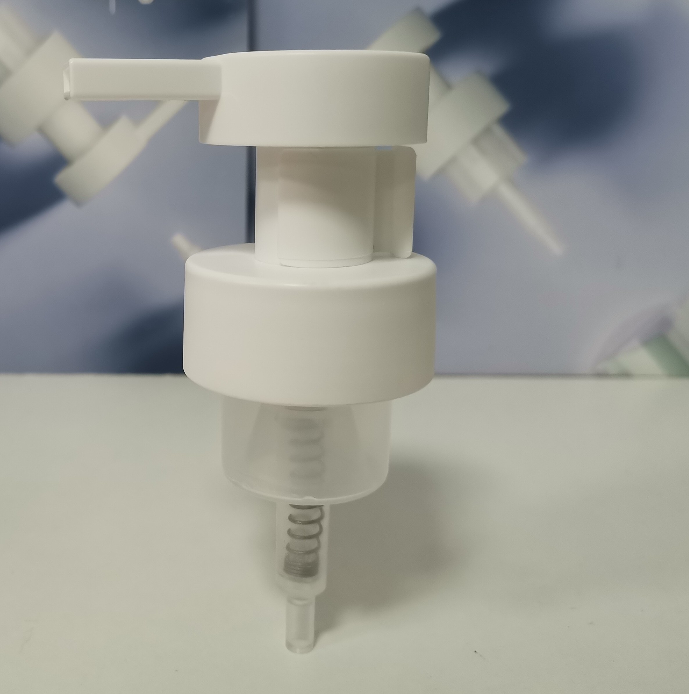 Customized Bottle Foam Pump 43/410 White Clip Lock Pump Dispenser For Effortless Foam Dispensing
