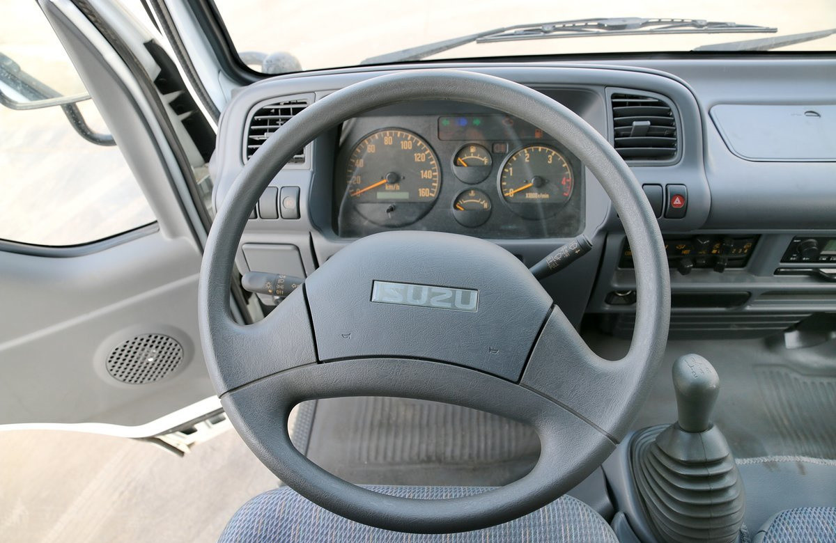 Cargo Trucks Isuzu 15 Tons Lorry Truck Van Box Diesel Engine 5.2L Displacement 4*2 Drive Mode
