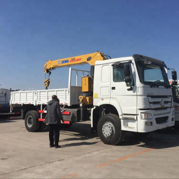 Sinotruk HOWO 4x4 290hp Truck Mounted Crane 6.3 Ton Telescopic Boom 12.00R20
