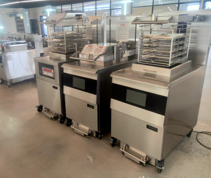 High Productivity Smart Touch Panel PFE-2000 With 55L Capacity And 17KW Power Electric Pressure Fryer