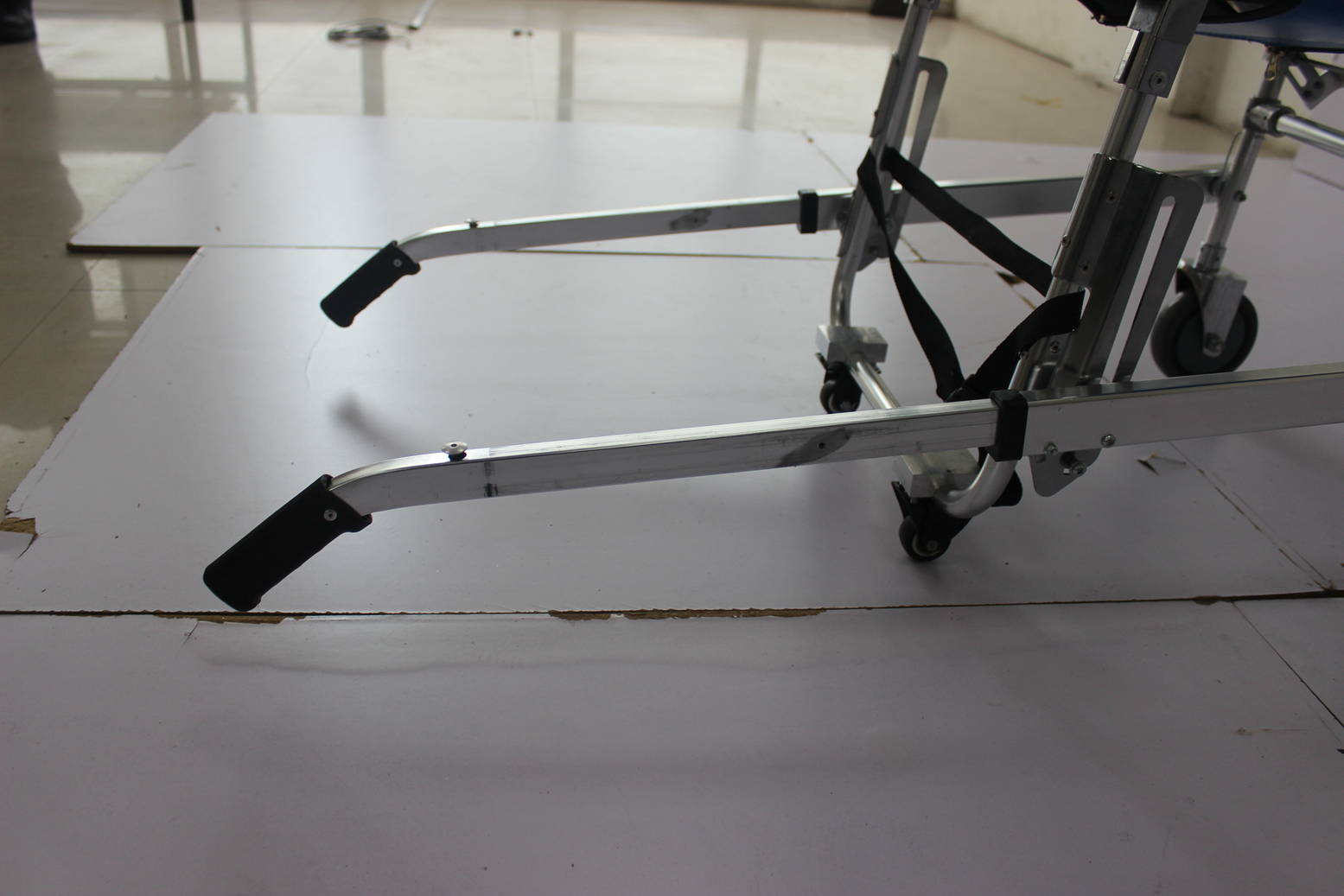 90CM 2 Fold Convertible Wheelchair Cum To Stretcher Hospital Ambulance Aluminum Alloy