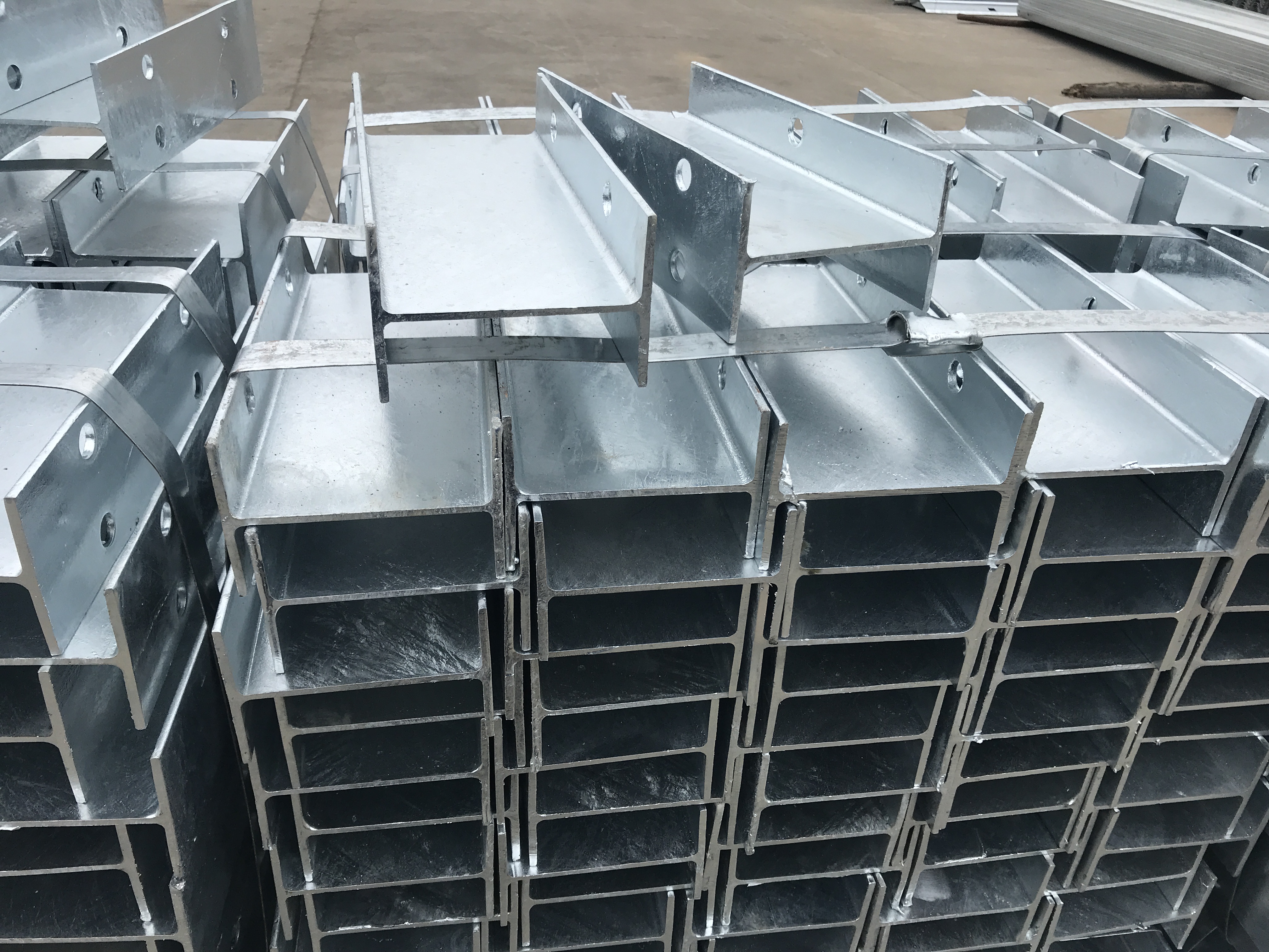 Roadway Safety Galvanized Steel Guard Rail Bridge End Terminal for Accident Prevention