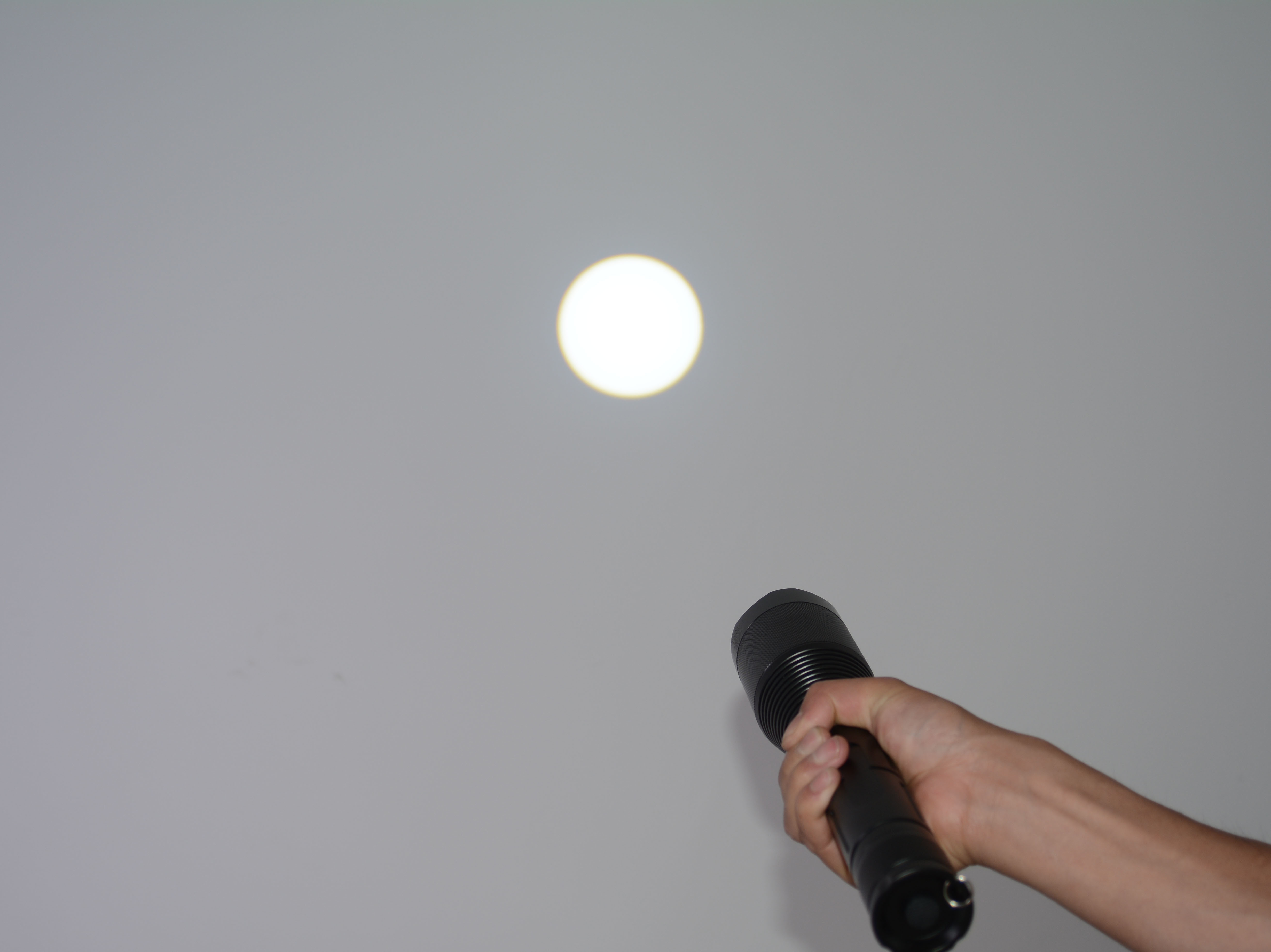 M035 BTSD-V Focal length adjustable LED uniform light flashlight (10W)