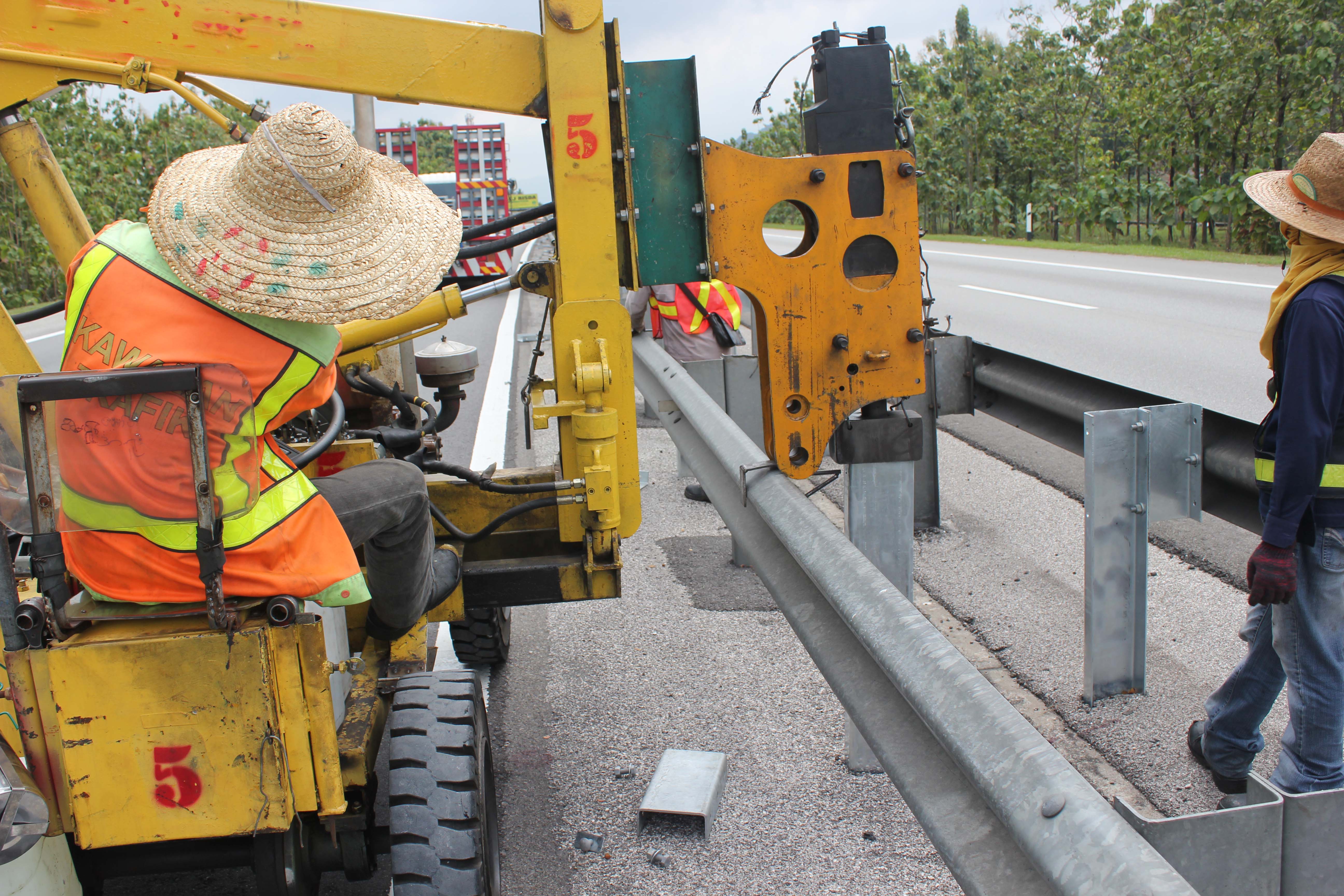 ISO Highway Guardrail Pile Driver Machine With Hydraulic Pressure Pile Driver