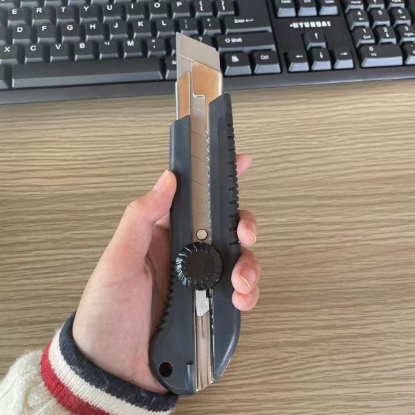 Buy cheap 25mm Black Plastic Handle Snap Off Utility Knife with Rotary Locking for Thin Sheeting from wholesalers