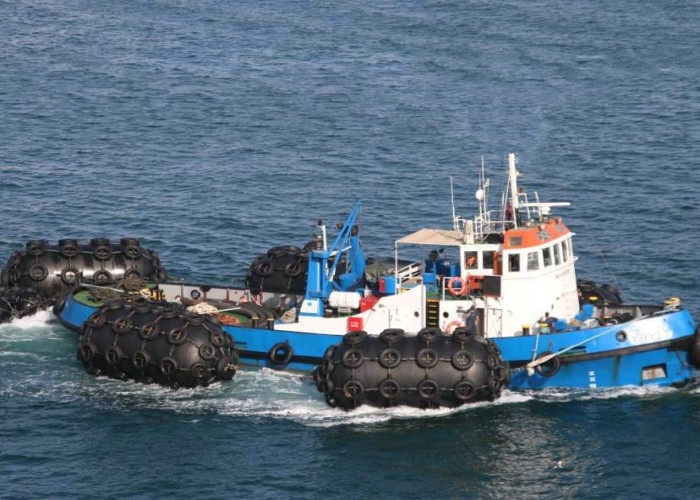 D1m X L2m Air Filled Pneumatic Marine Fender Chain Net For Tugboat