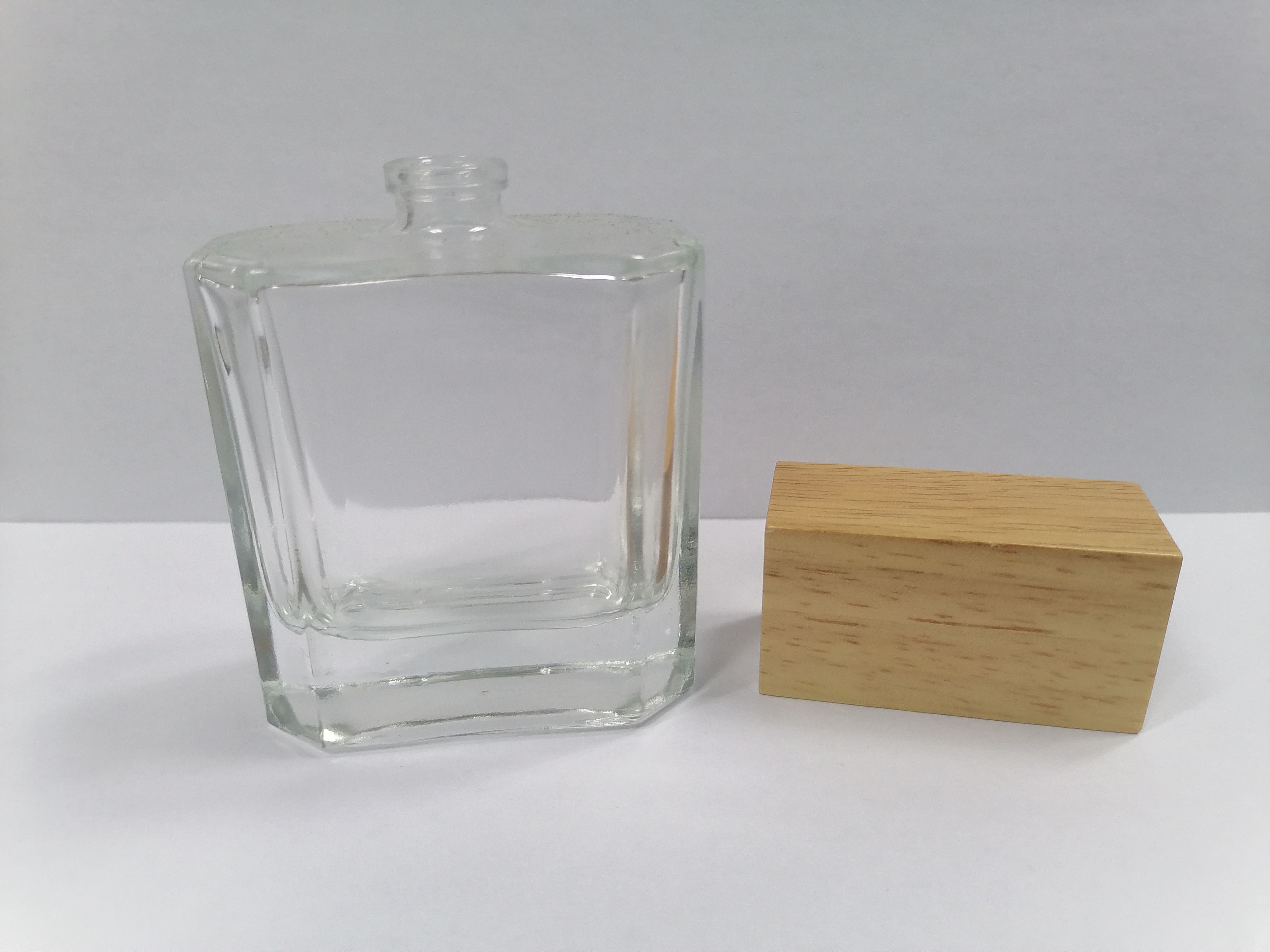 50ml Glass Perfume Bottles With Wooden Cap Transparent Makeup Packaging Various Color And Printing