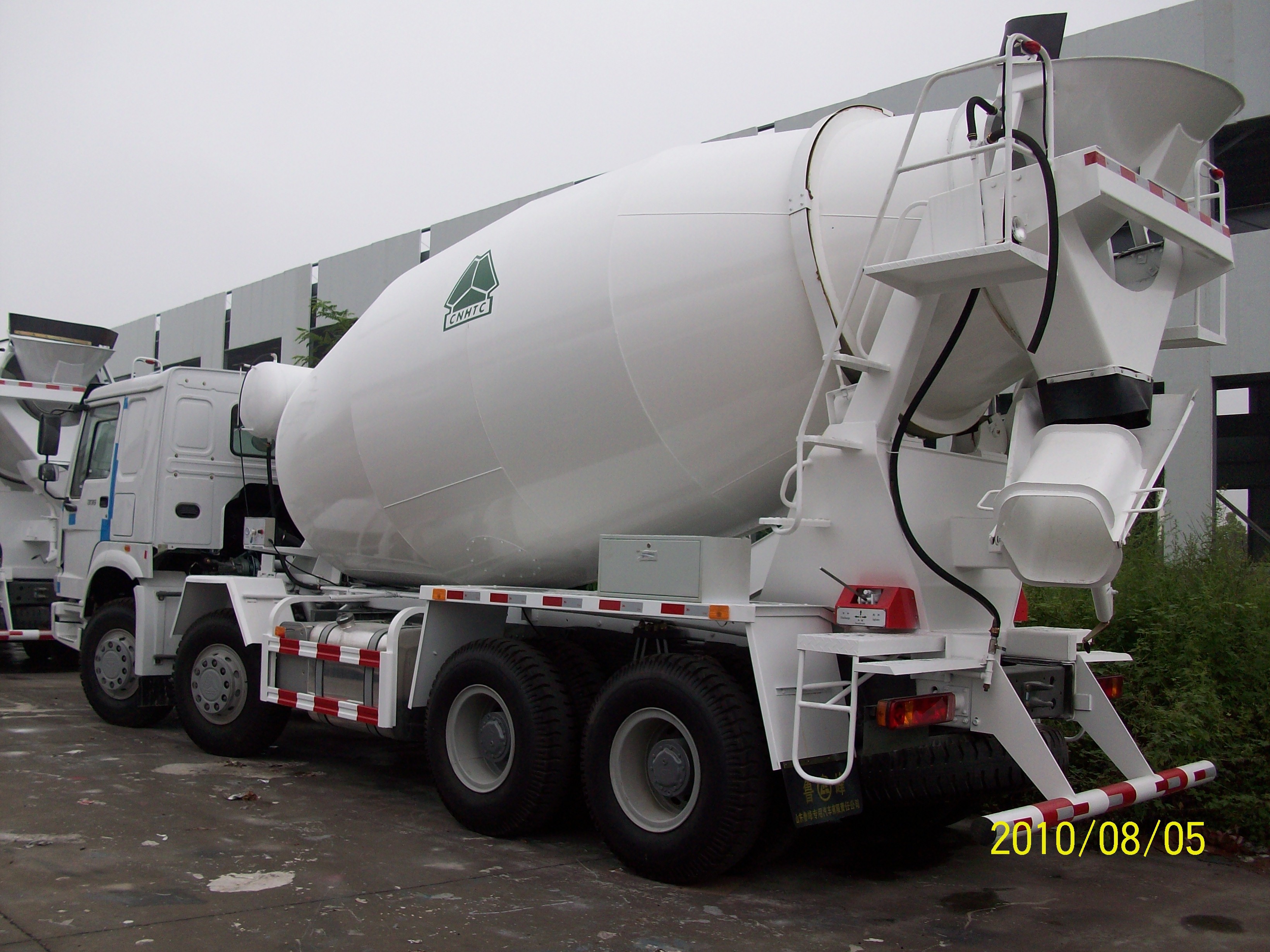 Heavy Duty HOWO 8*4 12 CBM Mini Concrete Mixer Truck Diesel High Operating Efficiency