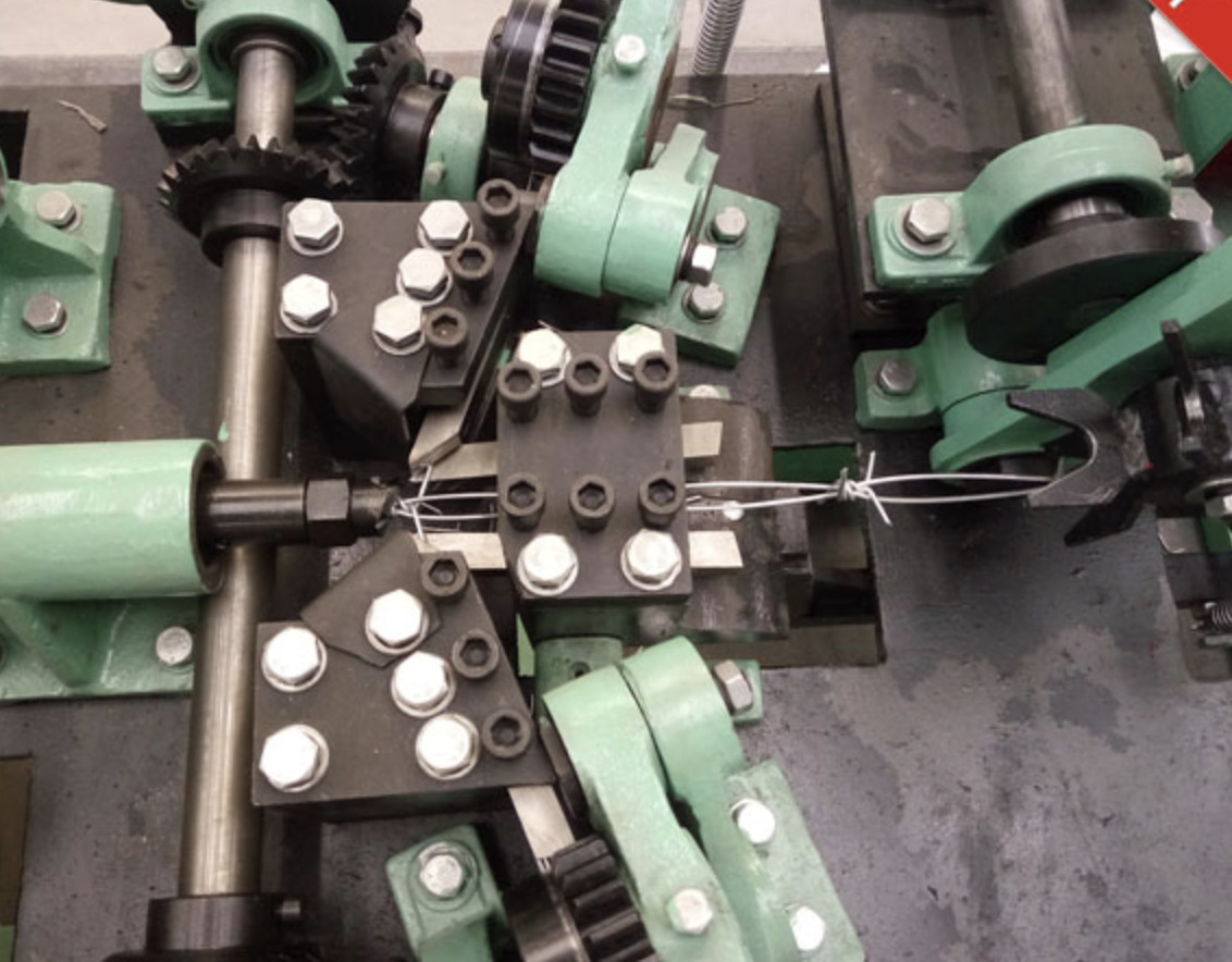 Automatic Barbed Wire Making Machine , Wire Mesh Welding Machine 2.2KW Motor