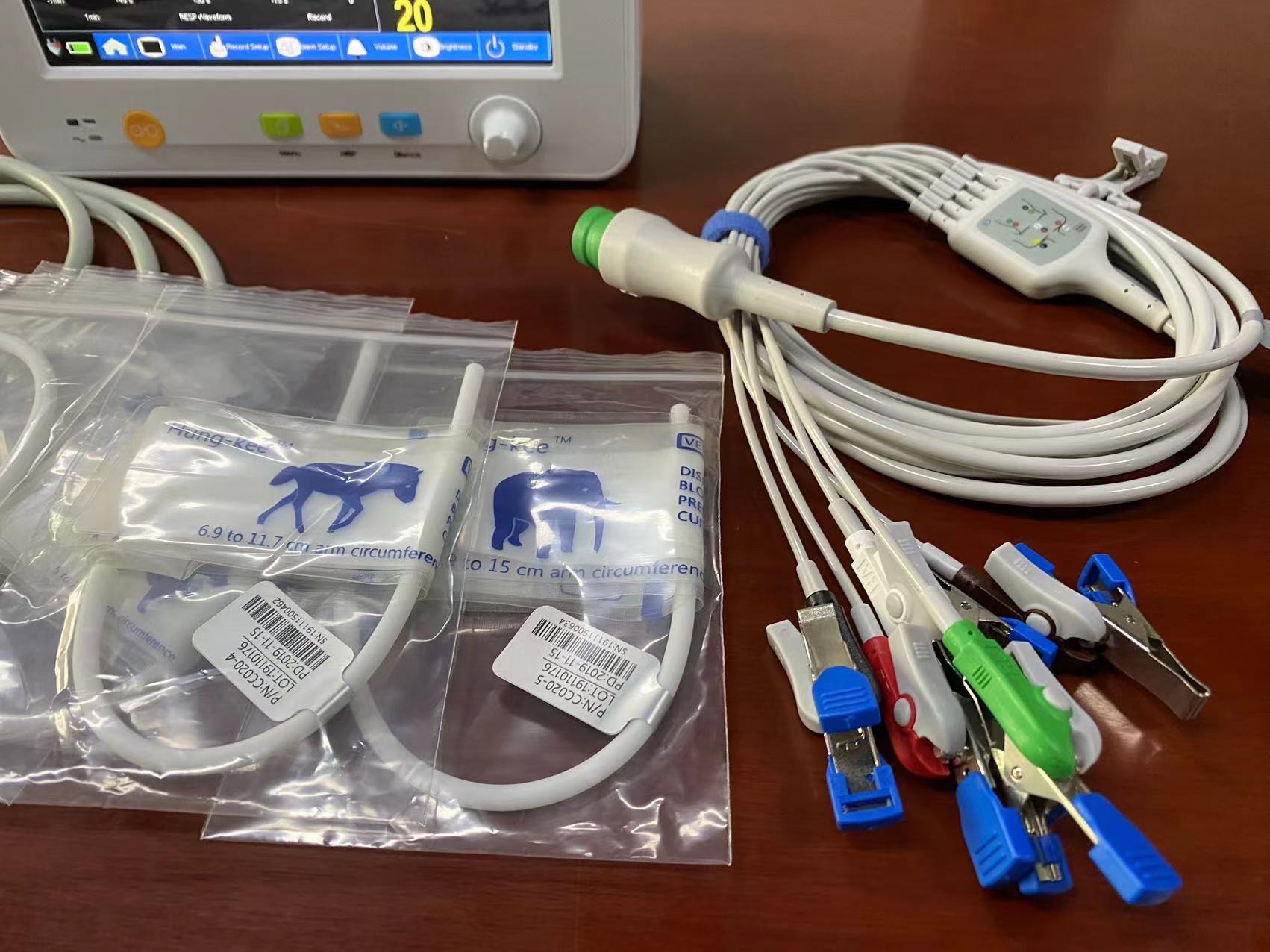 TFT LCD Screen Portable Veterinary Patient Monitor With ECG SPO2 NIBP Temp Measurement
