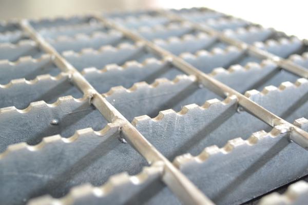 Buy cheap Serrated Galvanized Steel Grating 1000*6000mm Painted Surface Treatment from wholesalers