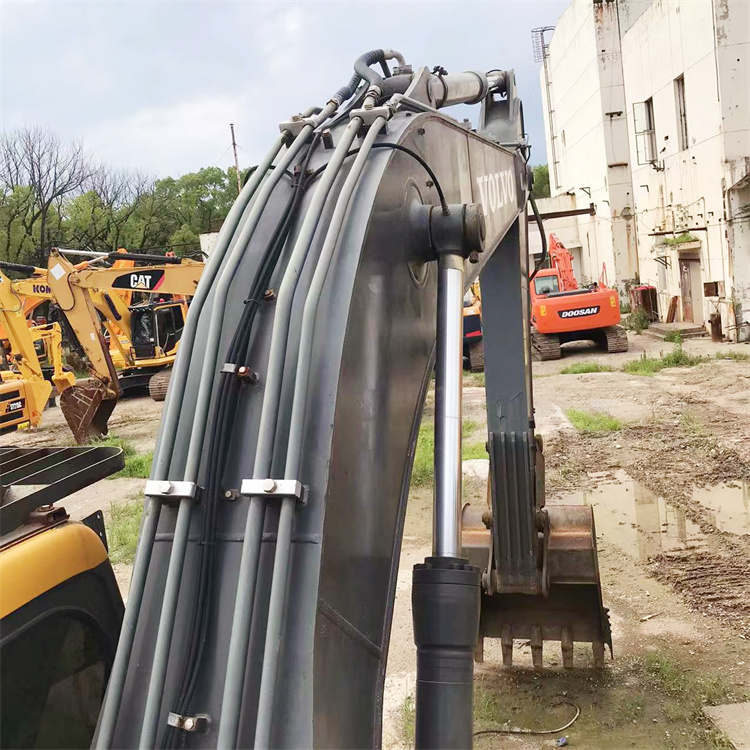 Volvo EC200 Used Excavator in Shanghai Korea Made with 1800 Working Hours at the Best